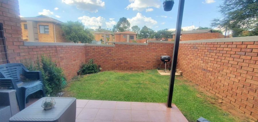 To Let 2 Bedroom Property for Rent in Helderkruin Gauteng