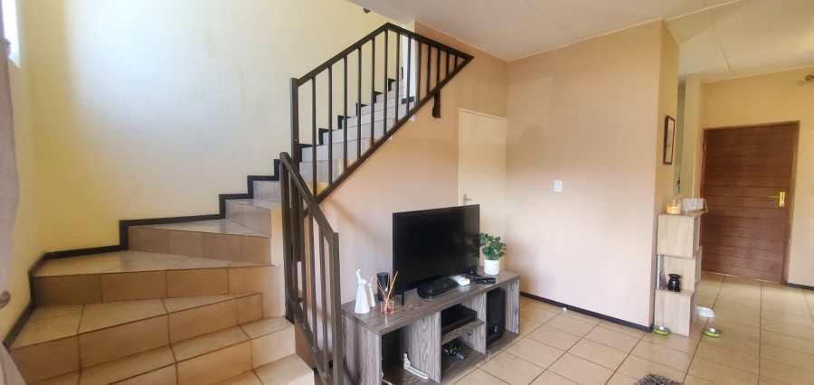 To Let 2 Bedroom Property for Rent in Helderkruin Gauteng