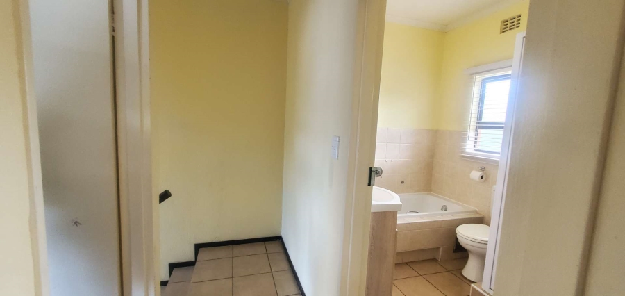 To Let 2 Bedroom Property for Rent in Helderkruin Gauteng