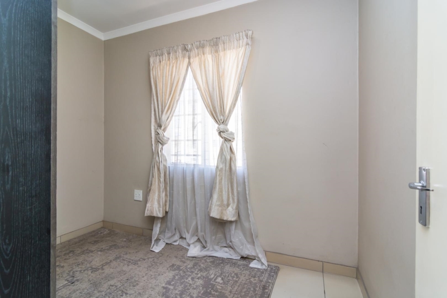 To Let 2 Bedroom Property for Rent in Fleurhof Gauteng