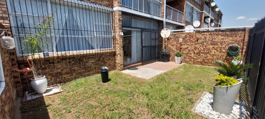 2 Bedroom Property for Sale in Gosforth Park Gauteng