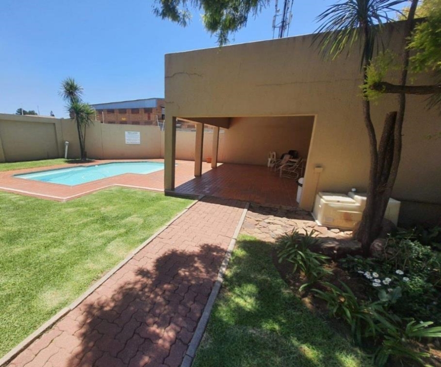 To Let 2 Bedroom Property for Rent in Brackendowns Gauteng