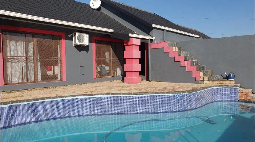 7 Bedroom Property for Sale in Garsfontein Gauteng