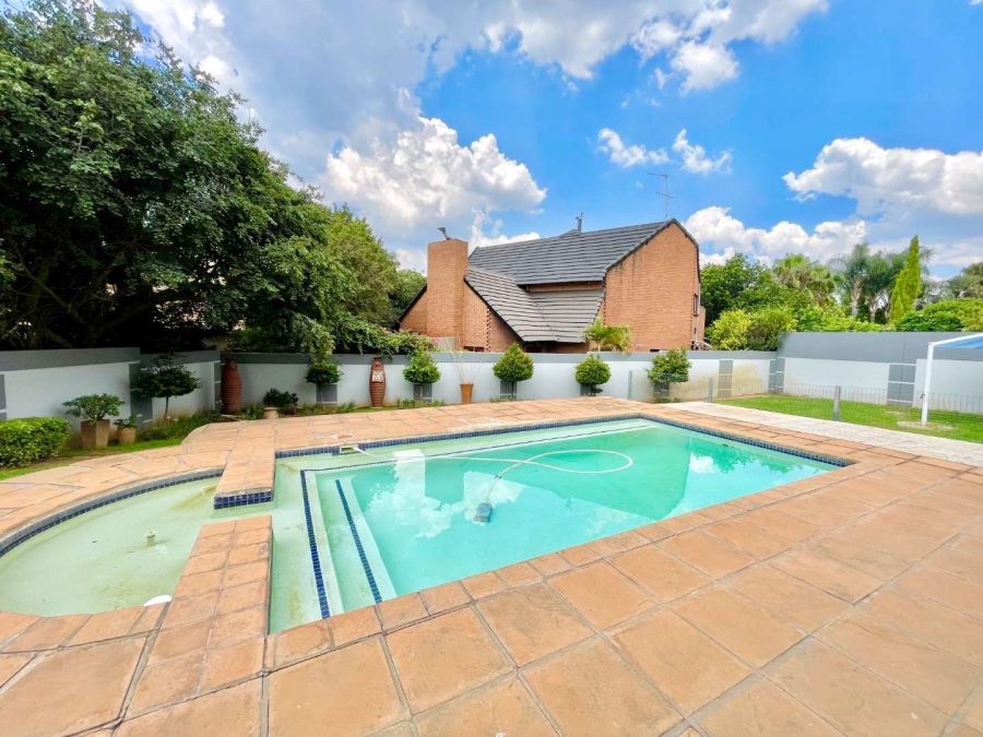 To Let 5 Bedroom Property for Rent in Woodhill Estate Gauteng