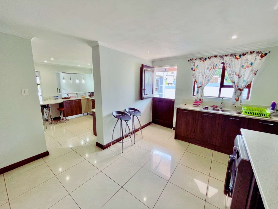 To Let 5 Bedroom Property for Rent in Woodhill Estate Gauteng