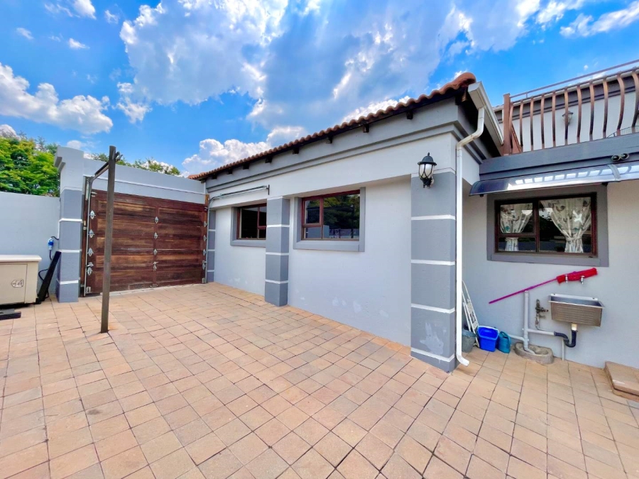 To Let 5 Bedroom Property for Rent in Woodhill Estate Gauteng