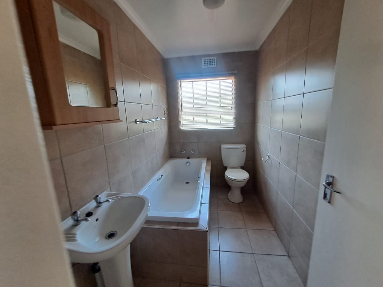 To Let 3 Bedroom Property for Rent in Thatch Hill Estate Gauteng