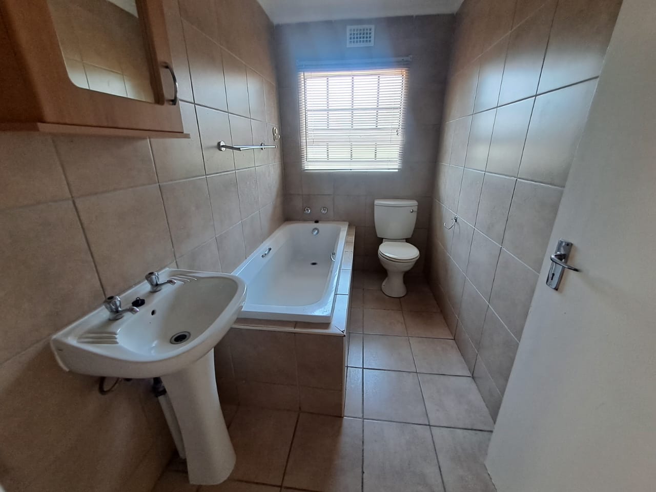 To Let 3 Bedroom Property for Rent in Thatch Hill Estate Gauteng