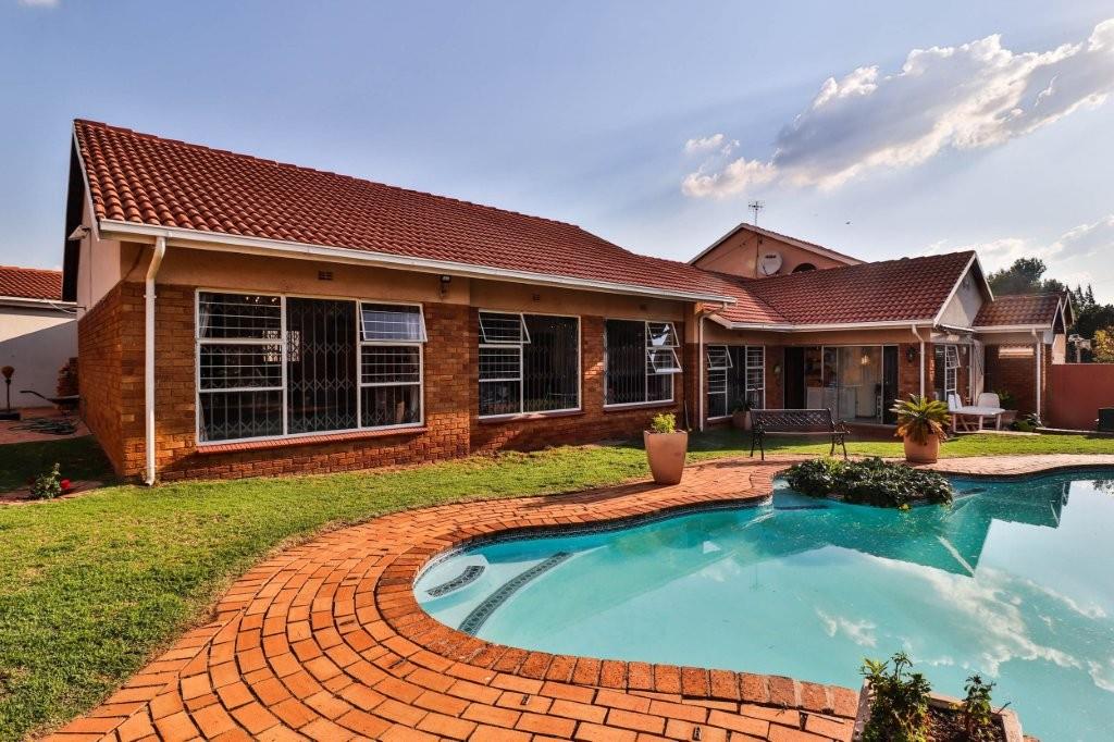 5 Bedroom Property for Sale in Glenvista Gauteng