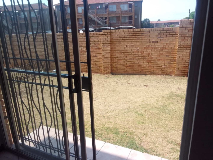 To Let 2 Bedroom Property for Rent in Greenhills Gauteng