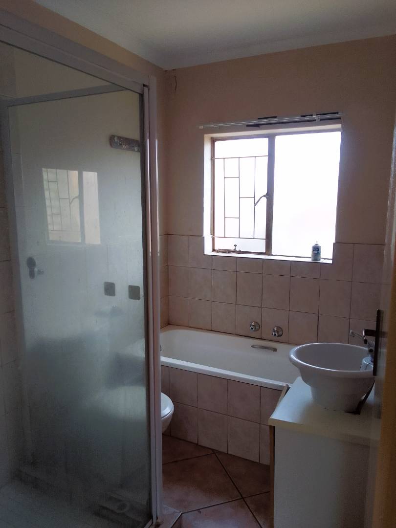 To Let 2 Bedroom Property for Rent in Greenhills Gauteng