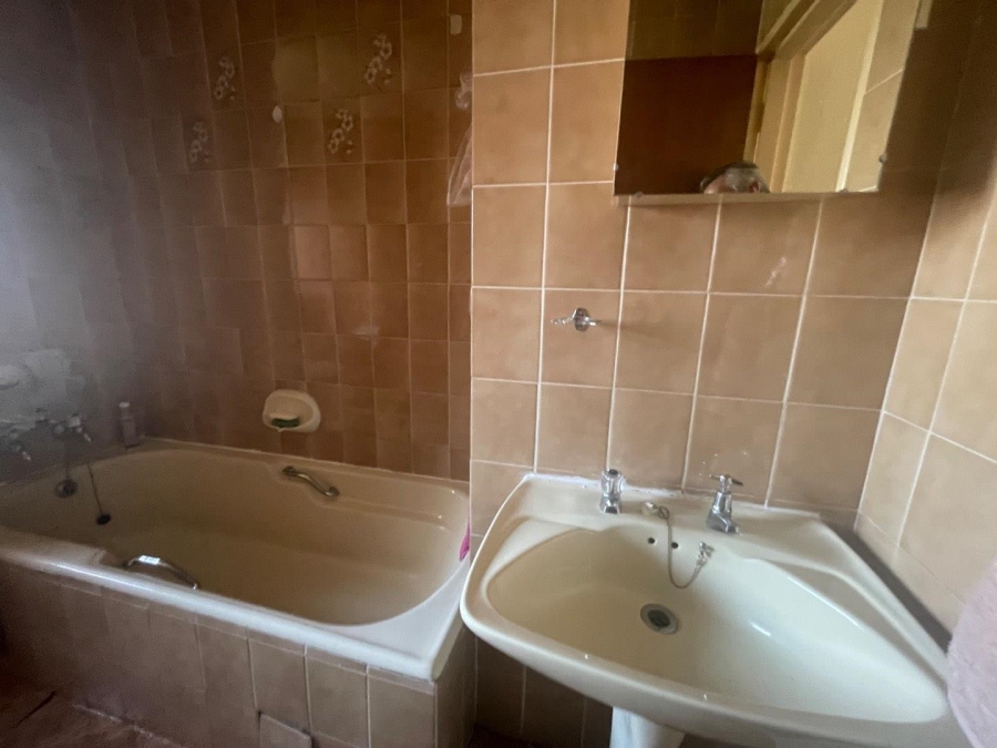 3 Bedroom Property for Sale in Clayville Gauteng