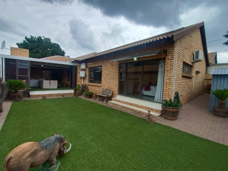 4 Bedroom Property for Sale in New Redruth Gauteng