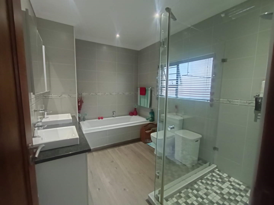 4 Bedroom Property for Sale in New Redruth Gauteng