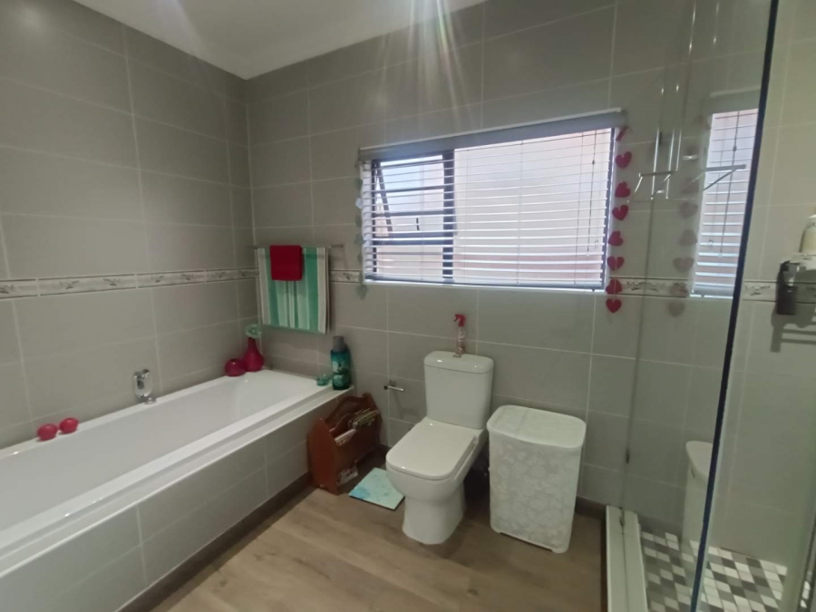 4 Bedroom Property for Sale in New Redruth Gauteng