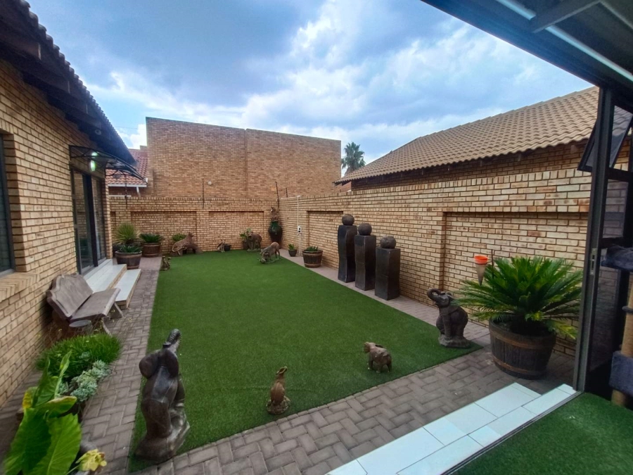 4 Bedroom Property for Sale in New Redruth Gauteng