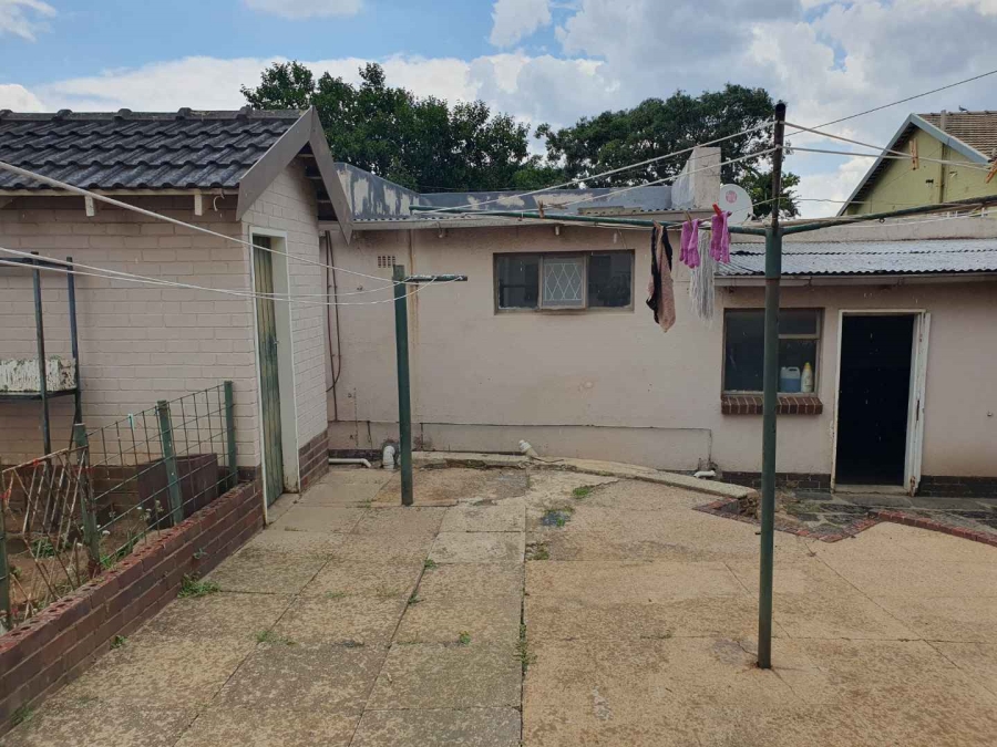 5 Bedroom Property for Sale in Linmeyer Gauteng