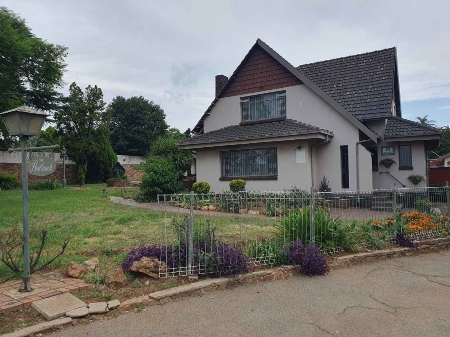 5 Bedroom Property for Sale in Linmeyer Gauteng