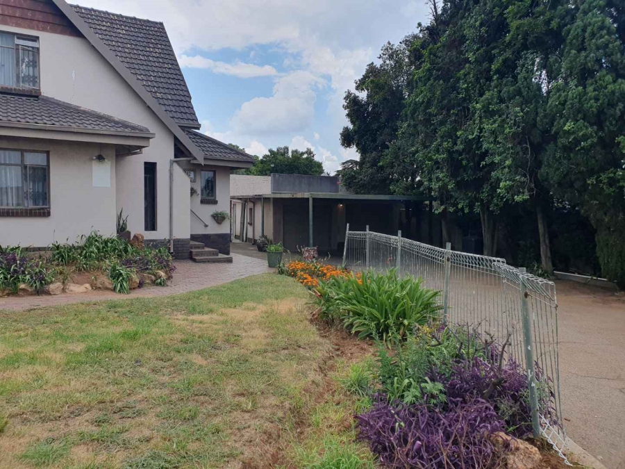 5 Bedroom Property for Sale in Linmeyer Gauteng