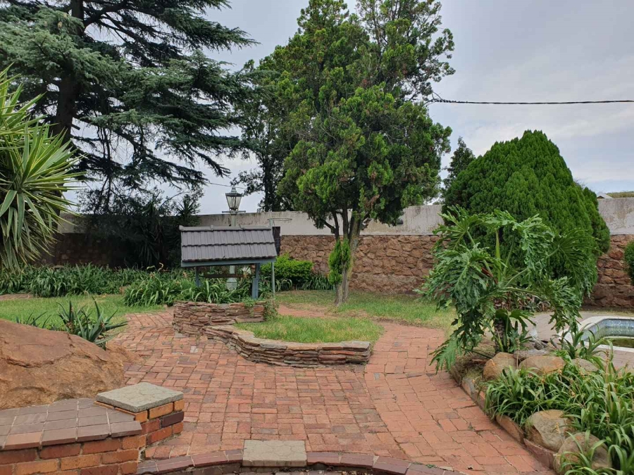 5 Bedroom Property for Sale in Linmeyer Gauteng