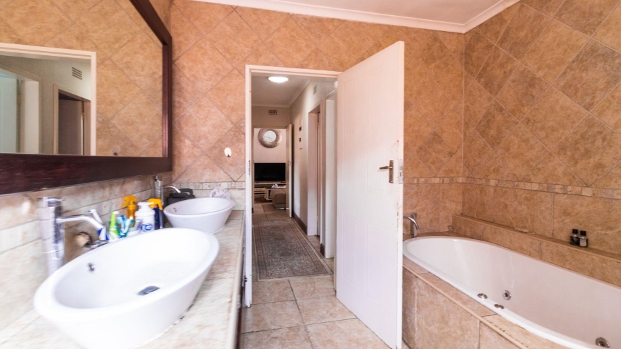 3 Bedroom Property for Sale in Lakefield Gauteng