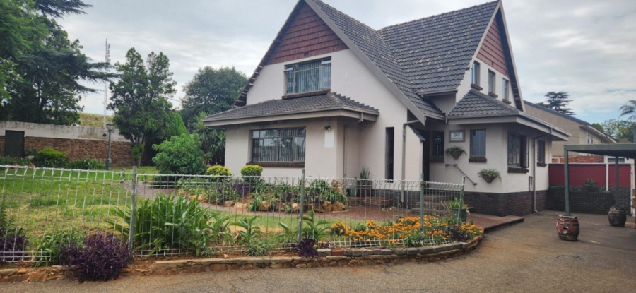 5 Bedroom Property for Sale in Linmeyer Gauteng