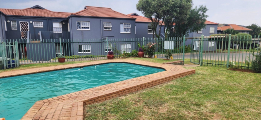 2 Bedroom Property for Sale in Linmeyer Gauteng