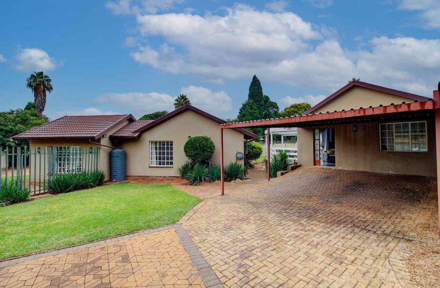 5 Bedroom Property for Sale in Strubensvallei Gauteng