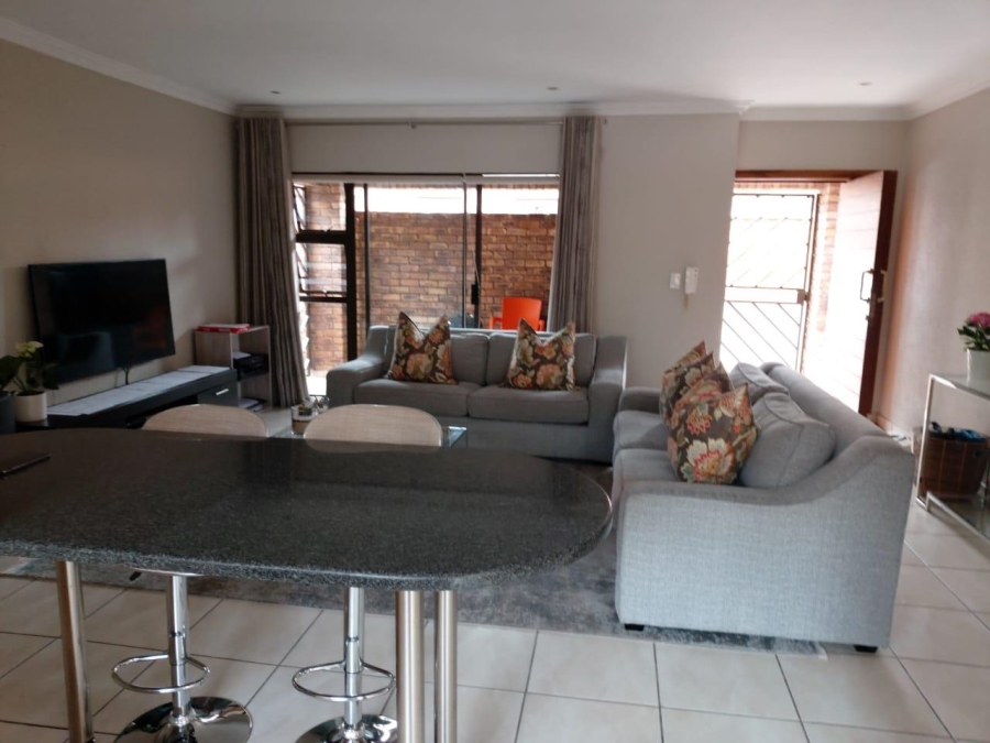 To Let 3 Bedroom Property for Rent in New Redruth Gauteng