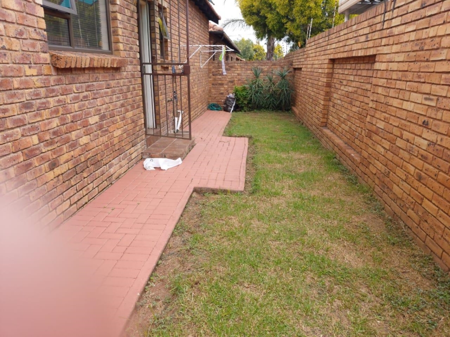 To Let 3 Bedroom Property for Rent in New Redruth Gauteng