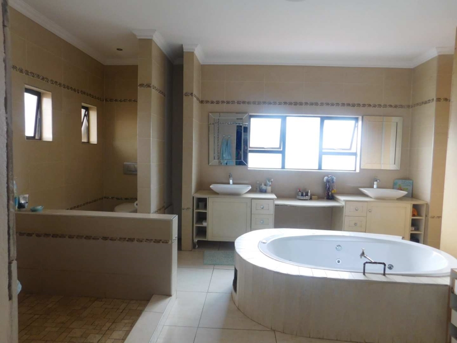 4 Bedroom Property for Sale in Heuwelsig Estate Gauteng