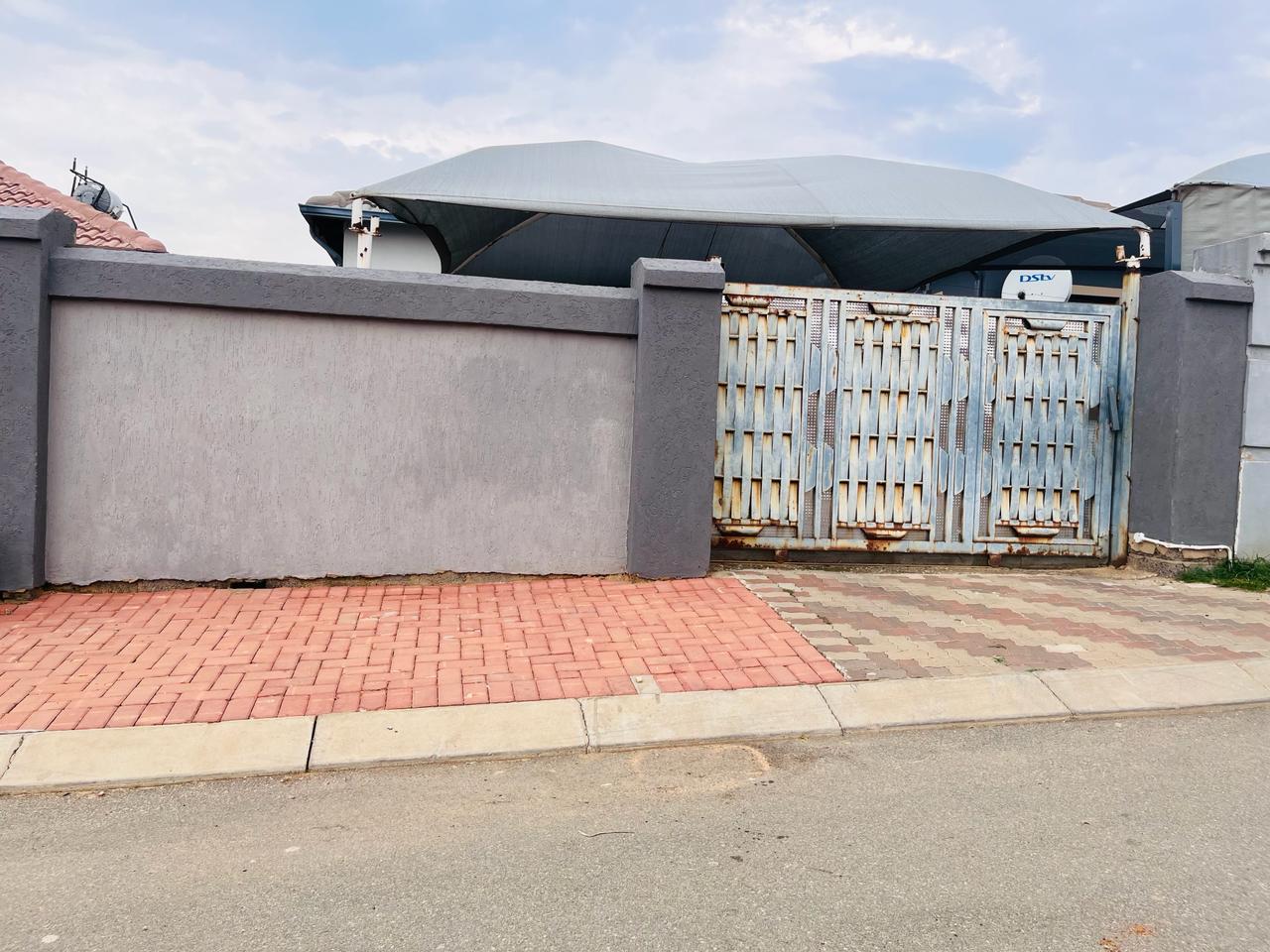 2 Bedroom Property for Sale in Clayville Gauteng