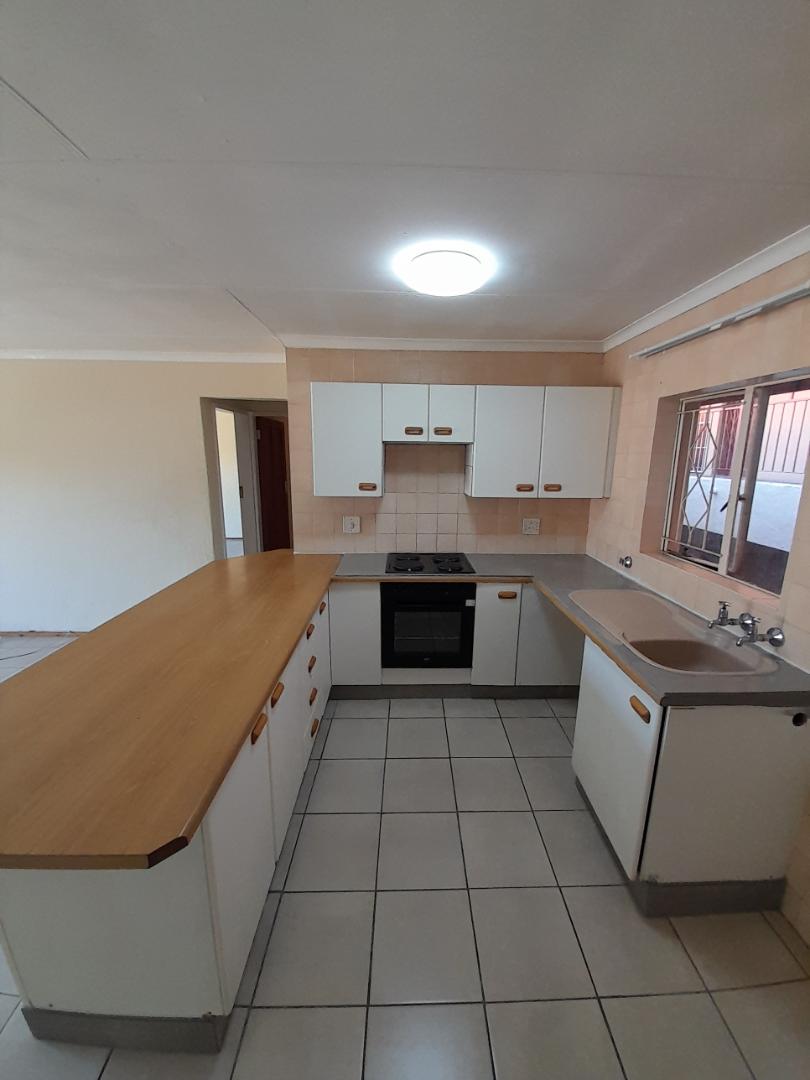 To Let 2 Bedroom Property for Rent in Helderkruin Gauteng