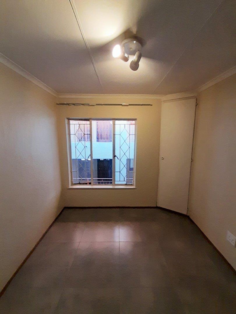 To Let 2 Bedroom Property for Rent in Helderkruin Gauteng