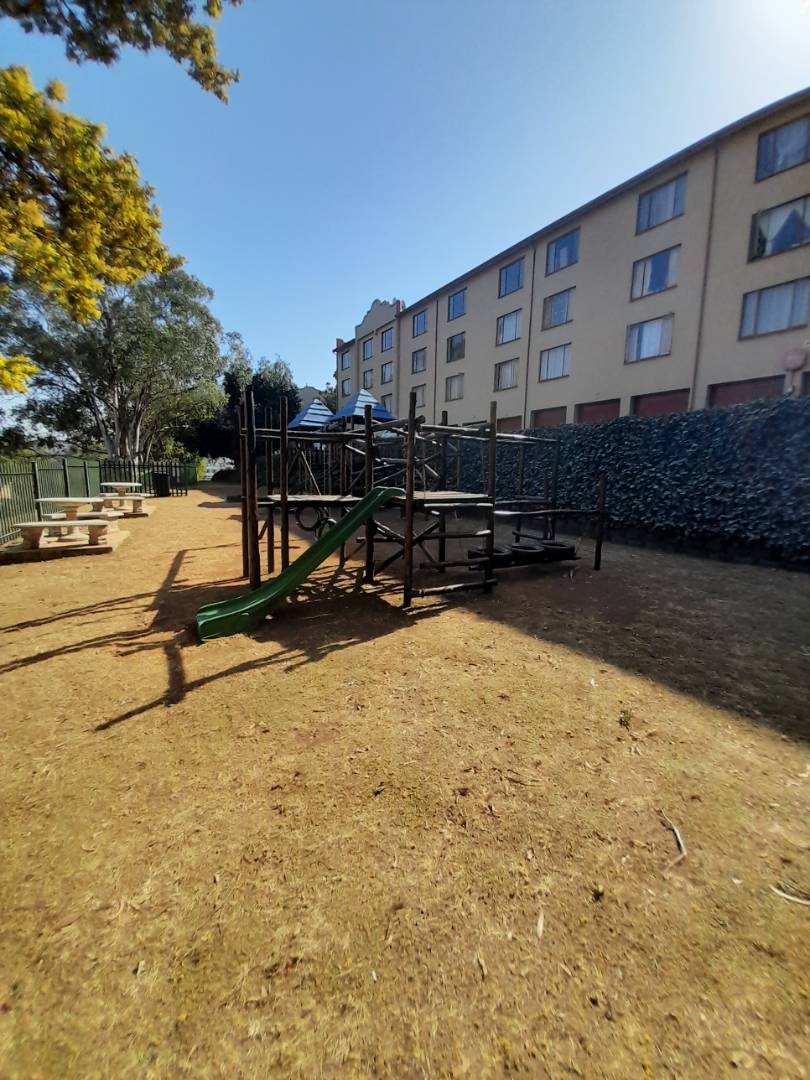 To Let 2 Bedroom Property for Rent in Helderkruin Gauteng