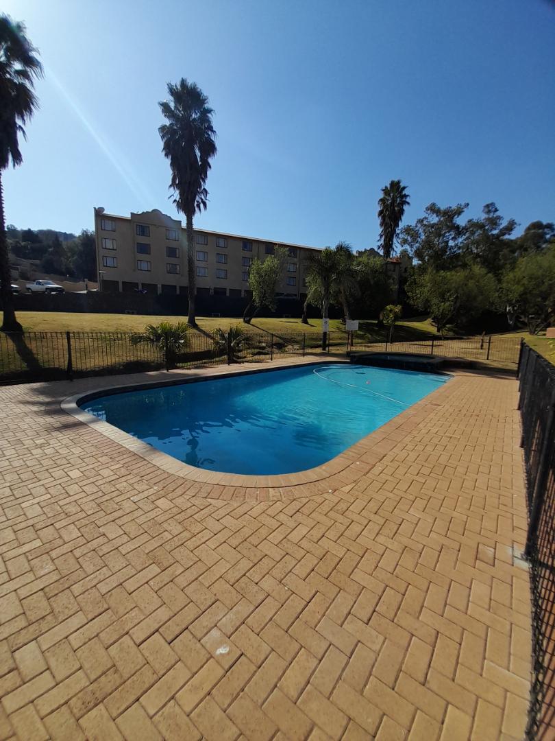 To Let 2 Bedroom Property for Rent in Helderkruin Gauteng