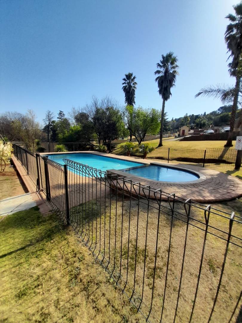 To Let 2 Bedroom Property for Rent in Helderkruin Gauteng