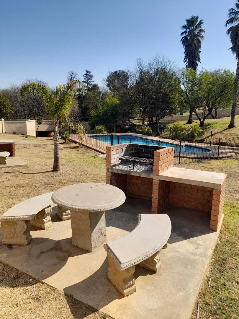 To Let 2 Bedroom Property for Rent in Helderkruin Gauteng