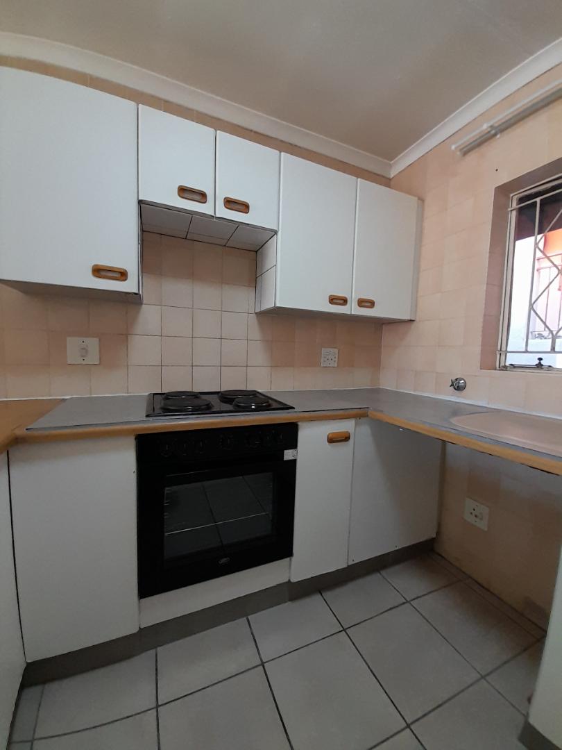 To Let 2 Bedroom Property for Rent in Helderkruin Gauteng