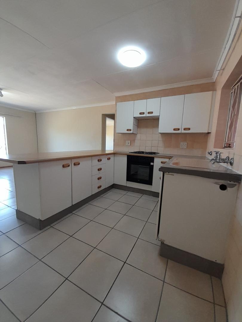 To Let 2 Bedroom Property for Rent in Helderkruin Gauteng