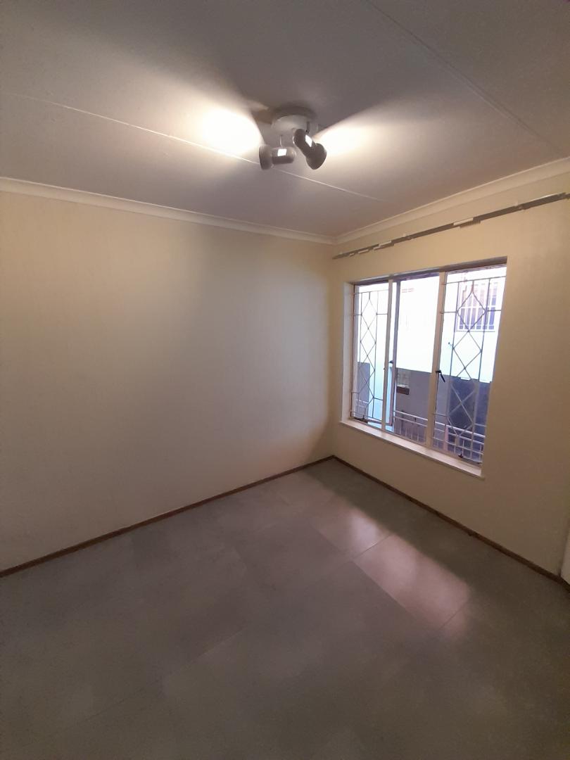 To Let 2 Bedroom Property for Rent in Helderkruin Gauteng