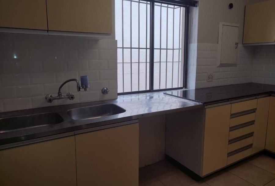 To Let 2 Bedroom Property for Rent in Sandown Gauteng