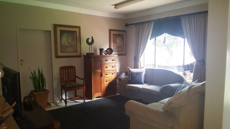 To Let 4 Bedroom Property for Rent in Faerie Glen Gauteng