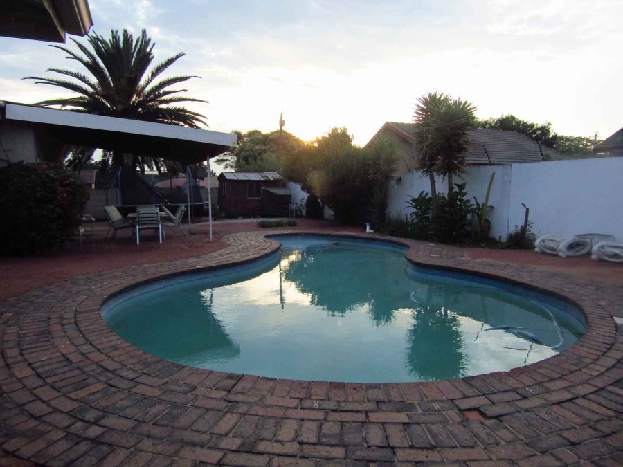 To Let 3 Bedroom Property for Rent in Brackendowns Gauteng