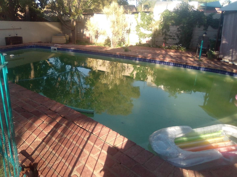 To Let 5 Bedroom Property for Rent in Magalieskruin Gauteng