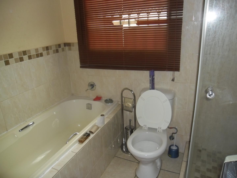 To Let 3 Bedroom Property for Rent in Roodekop Gauteng