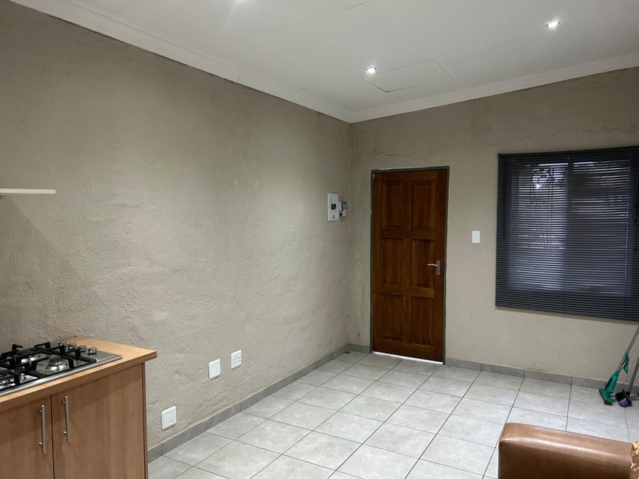 To Let 1 Bedroom Property for Rent in New Redruth Gauteng