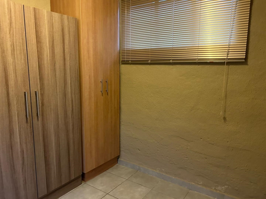 To Let 1 Bedroom Property for Rent in New Redruth Gauteng