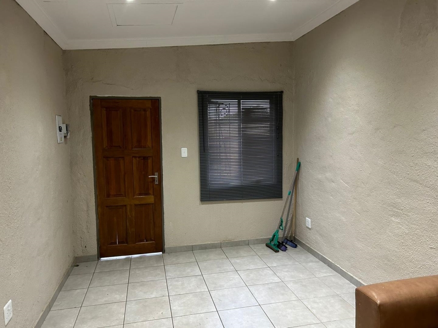 To Let 1 Bedroom Property for Rent in New Redruth Gauteng