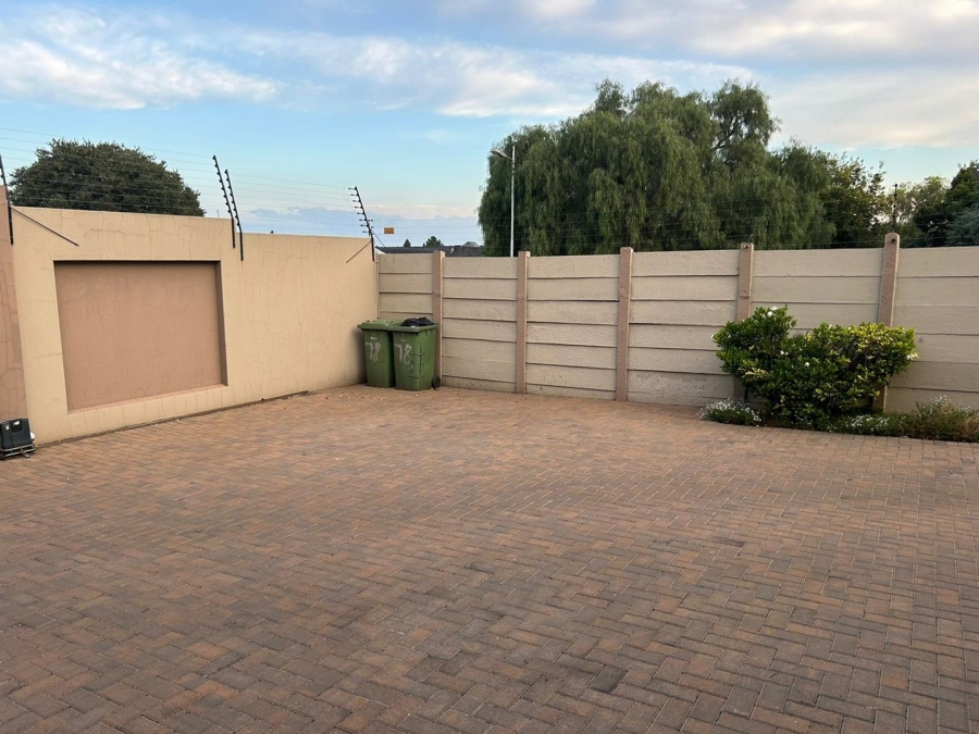 To Let 1 Bedroom Property for Rent in New Redruth Gauteng